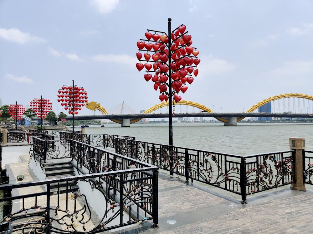Cầu tình yêu là biểu tượng của thành phố Đà Nẵng, nổi tiếng với trải nghiệm móc khóa tình yêu dành cho đôi lứa